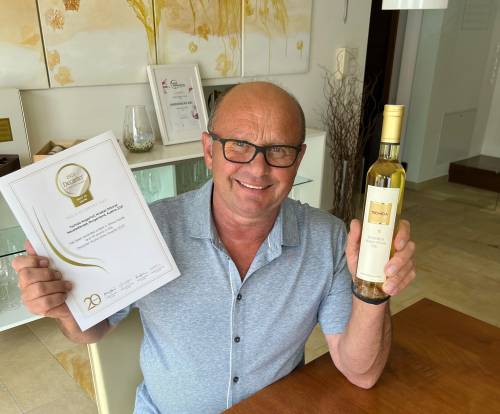 Hans Tschida with the Decanter certificate and the reed wine Schilfwein Muskat Ottonel 2021